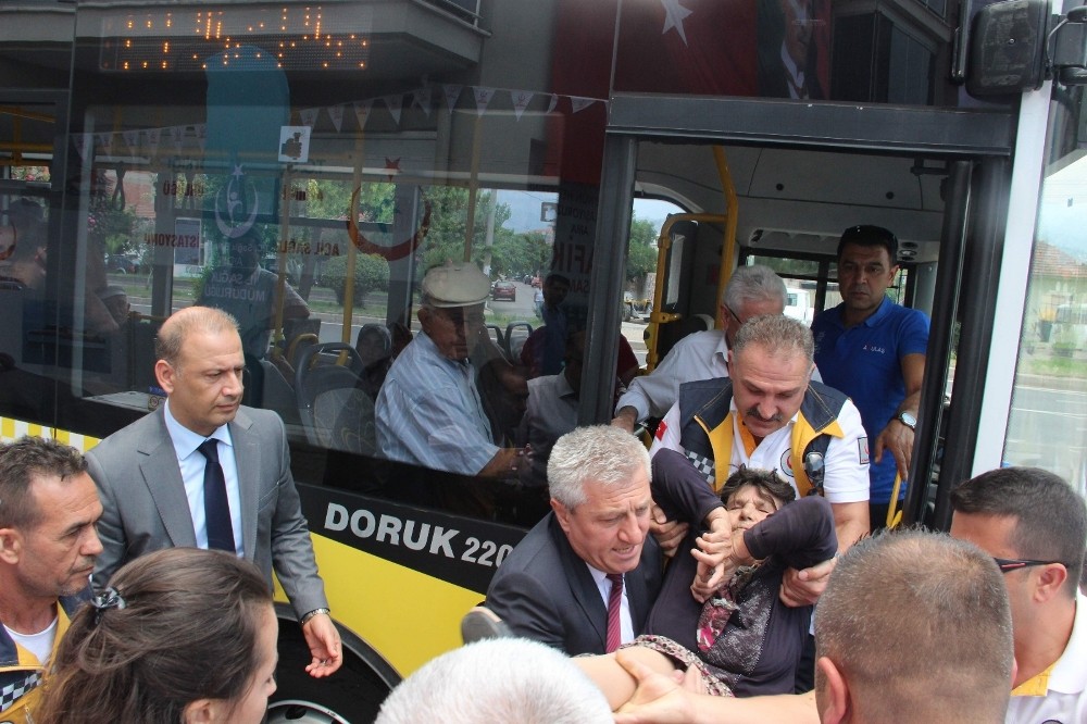 Sağlık Müdüründen otobüste fenalaşan yaşlı kadına can kurtaran müdahale