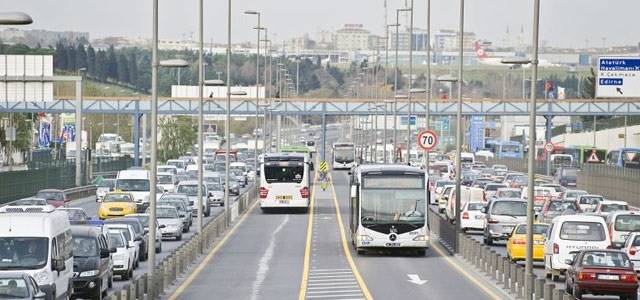 Cevizlibağ'da metrobüs yoluna araç girdi.