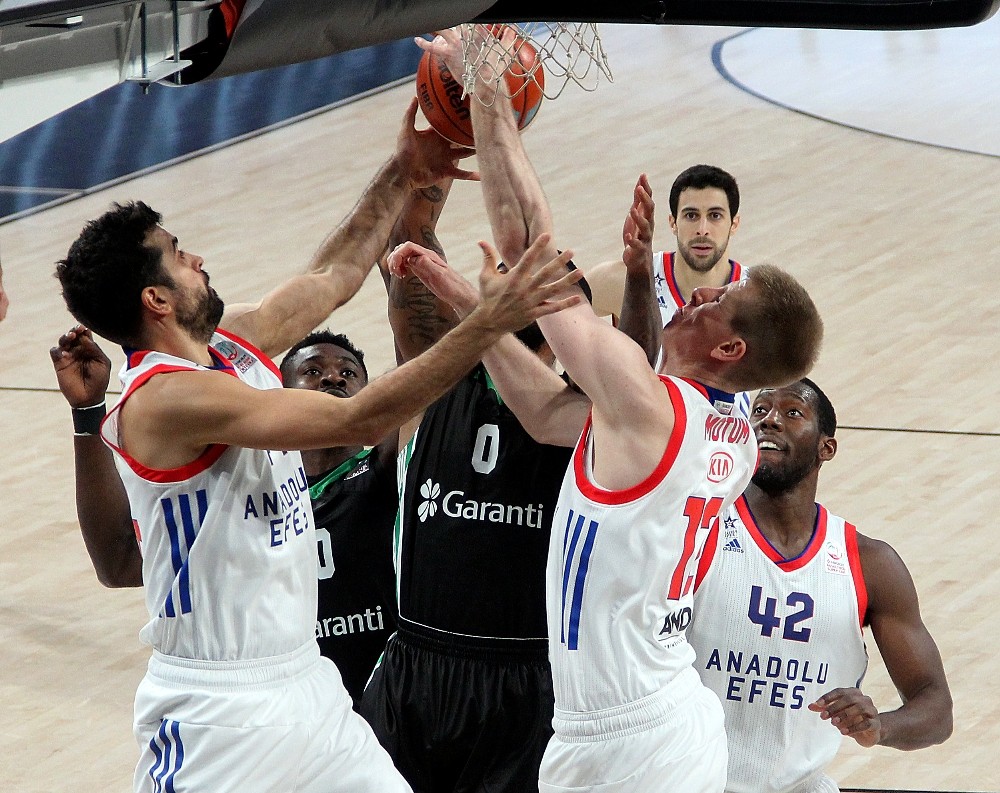 Kupada ilk finalist Anadolu Efes