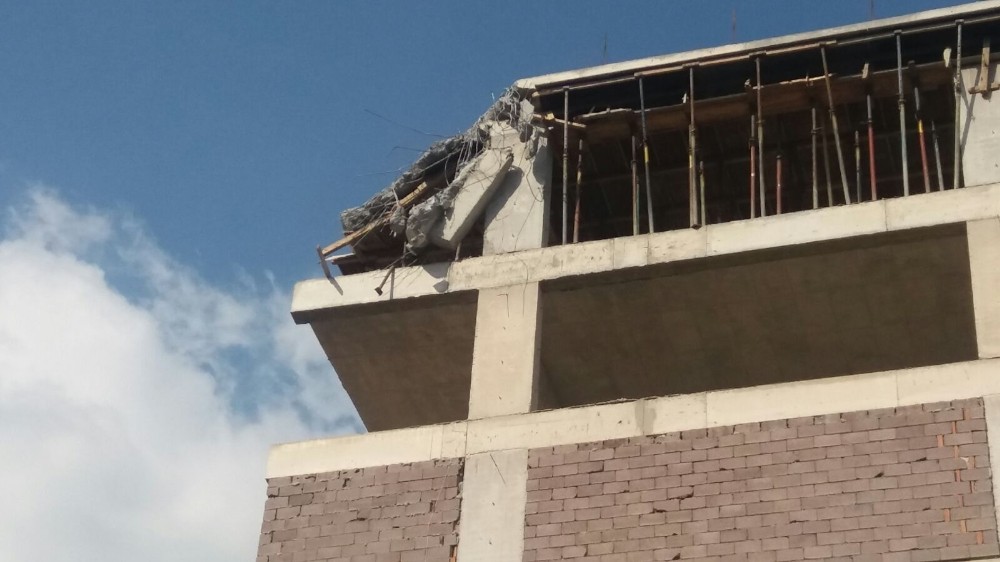 İzmir’de kule vinç devrildi: 1 ağır yaralı