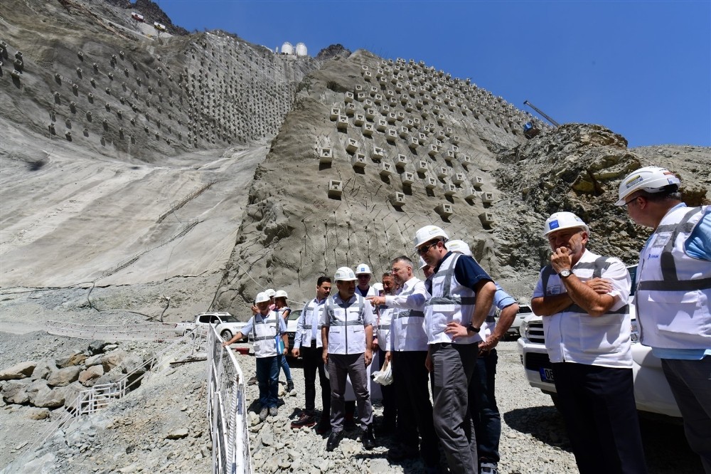 Yusufeli Barajı 275 metre gövde yüksekliği ile Eyfel Kulesi’nden 25 metre kısa olacak