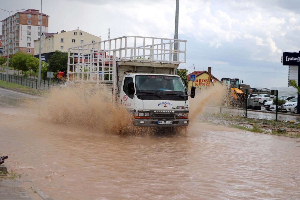 Yozgat’ta yağmur ve dolu vatandaşlara zor anlar yaşattı