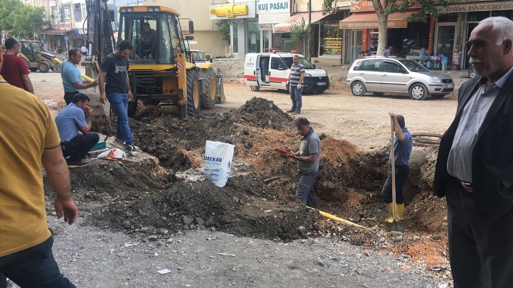 Yol çalışmasında doğalgaz borusu patladı