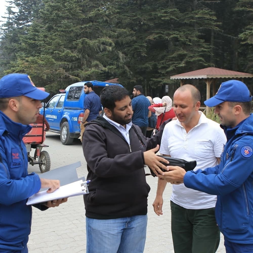 Yerde bulduğu 110 bin Suudi Riyali dolu çantayı turist sahibine teslim etti