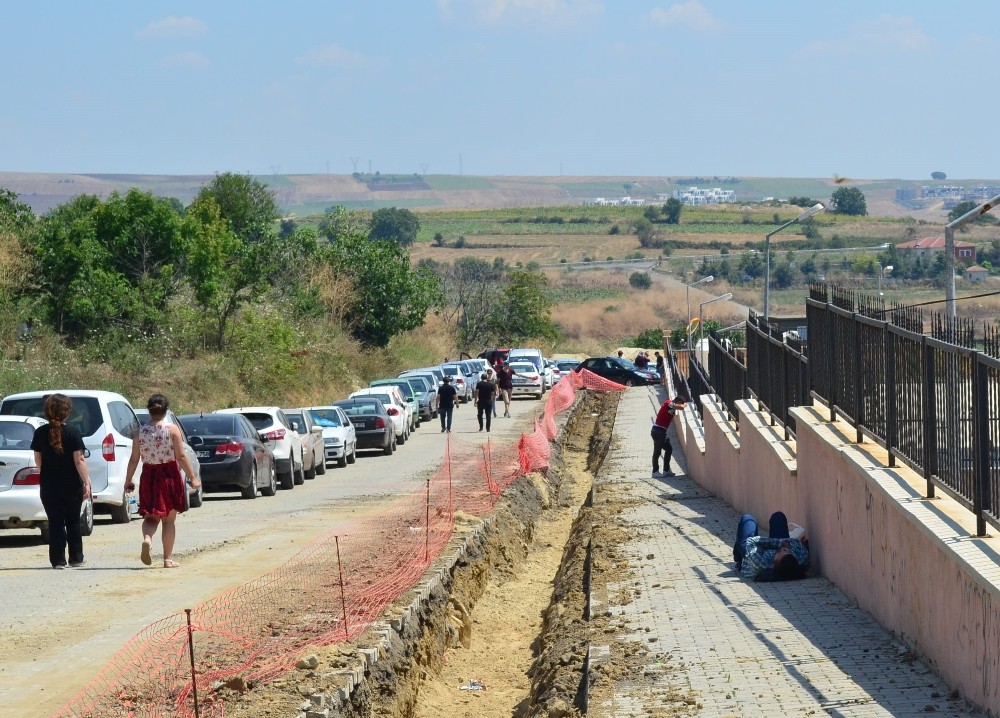 Öğrenciler sınavın, velileri sıcak havanın terini döktü