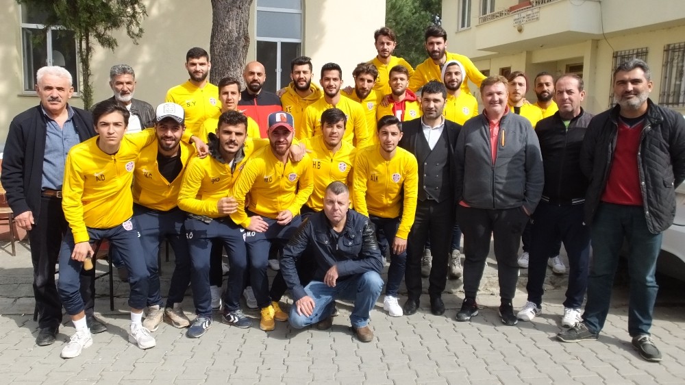 Burhaniyeli futbolcular mahalle hayrına katıldı