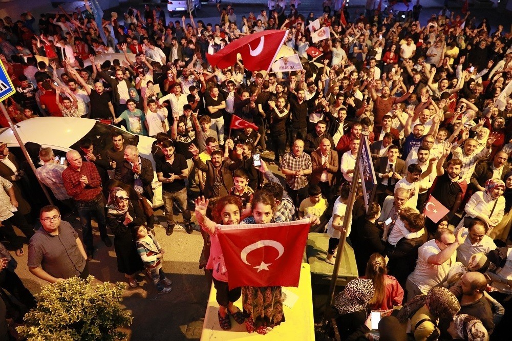 Körfezliler seçim zaferini kutladı