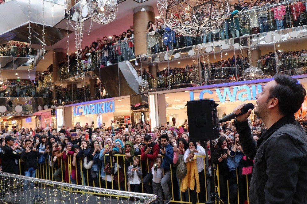 Oğuzhan Koç yeni single sonrası ilk konserini Nevşehir’de verdi