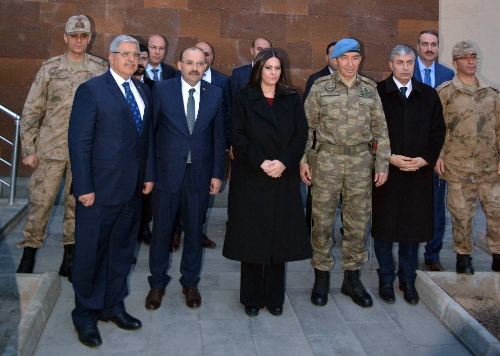 Bakan Sarıeroğlu’ndan 10. Komando Tugayına taziye ziyareti