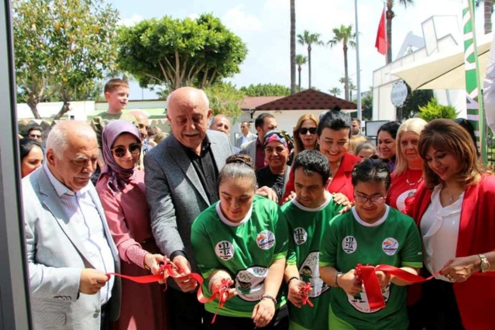 Down sendromlu çocuklar yararına resim sergisi ve kermes