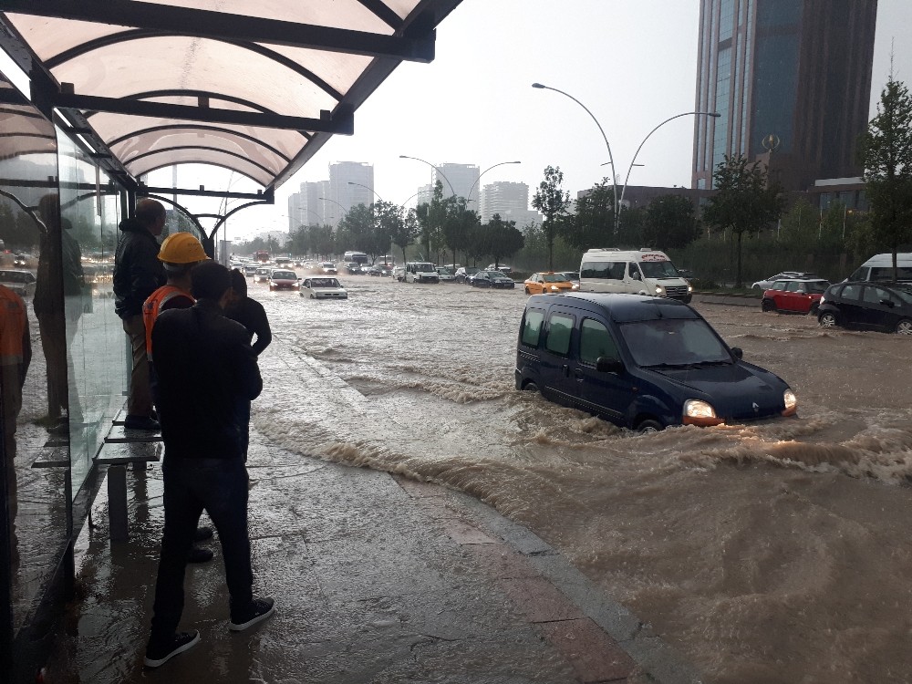 Yağmur Ankara’yı felç etti