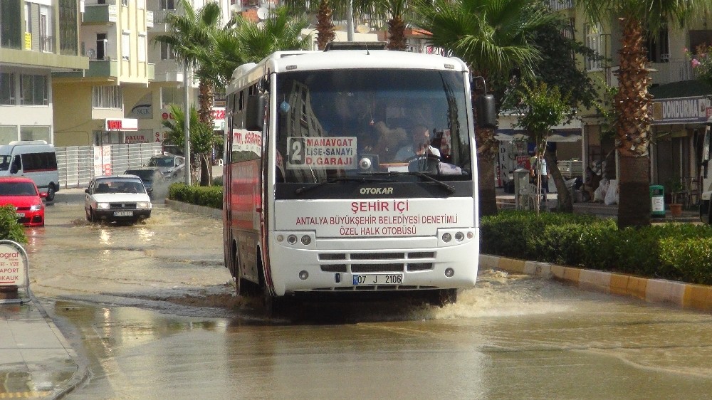 Manavgat’ta patlayan boru caddeyi sular altında, vatandaşı susuz bıraktı