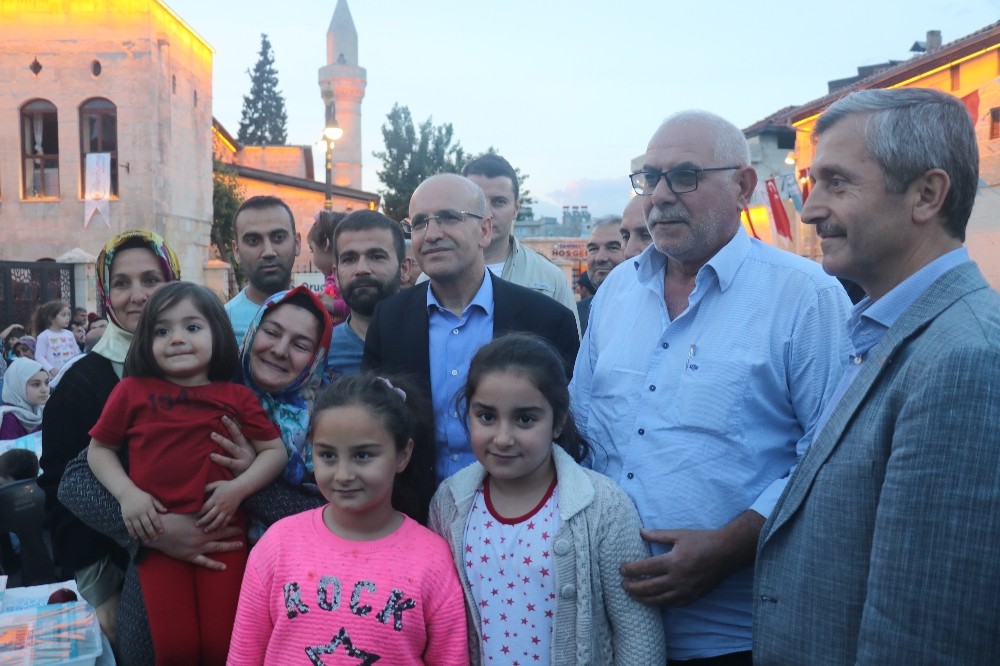 Bakan Mehmet Şimşek, vatandaşlarla beraber iftar yapıp, seçim bürosu açılışına katıldı