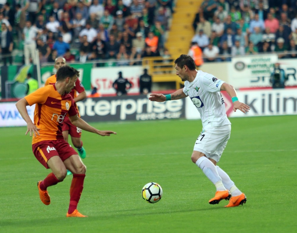 Spor Toto Süper Lig: T. M. Akhisarspor: 0 - Galatasaray: 2 (İlk yarı)