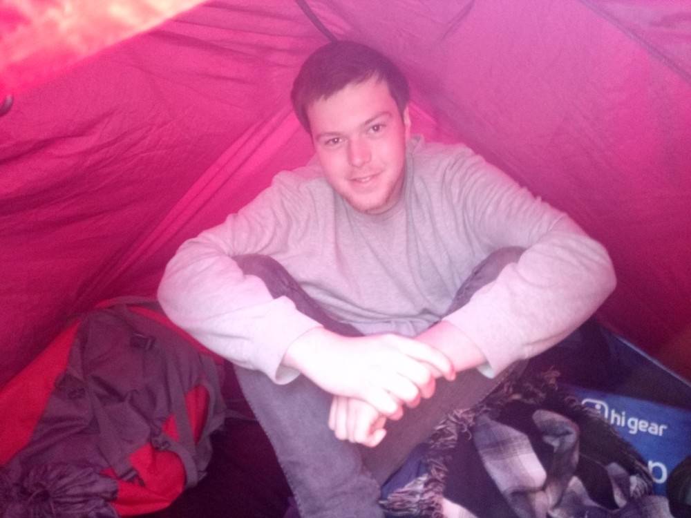 Yağıştan dolayı Nemrut Dağı’na çıkamayan turist otogara çadır kurdu