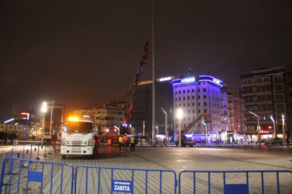 Taksim’de atıl durumdaki aydınlatma direkleri kaldırıldı