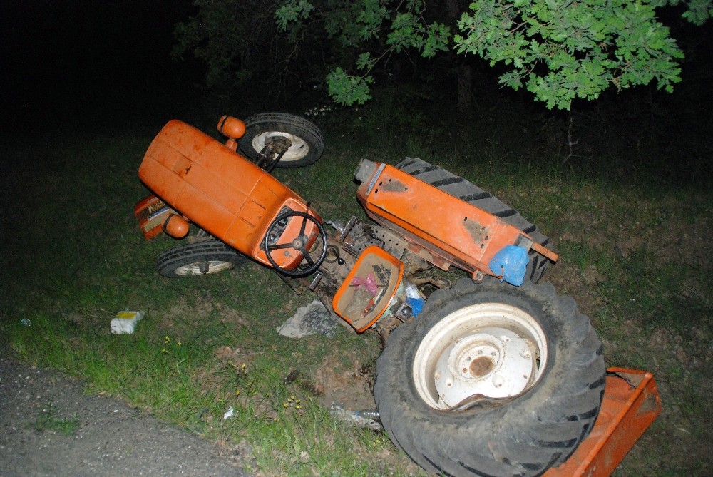 Kamyonet traktöre çarptı: 2 yaralı