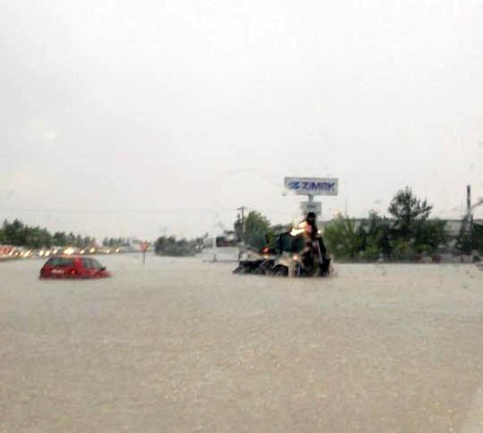 Denizli’de şiddetli yağış hayatı felç etti