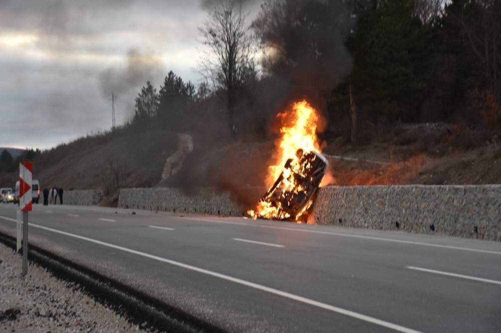 Tokat’ta alev topuna dönen otomobildeki 5 kişi yanarak can verdi