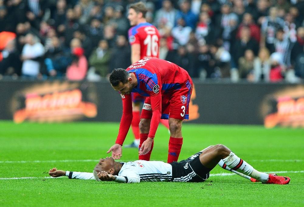 Spor Toto Süper Lig: Beşiktaş: 2 - Kardemir Karabükspor: 0 (İlk yarı)