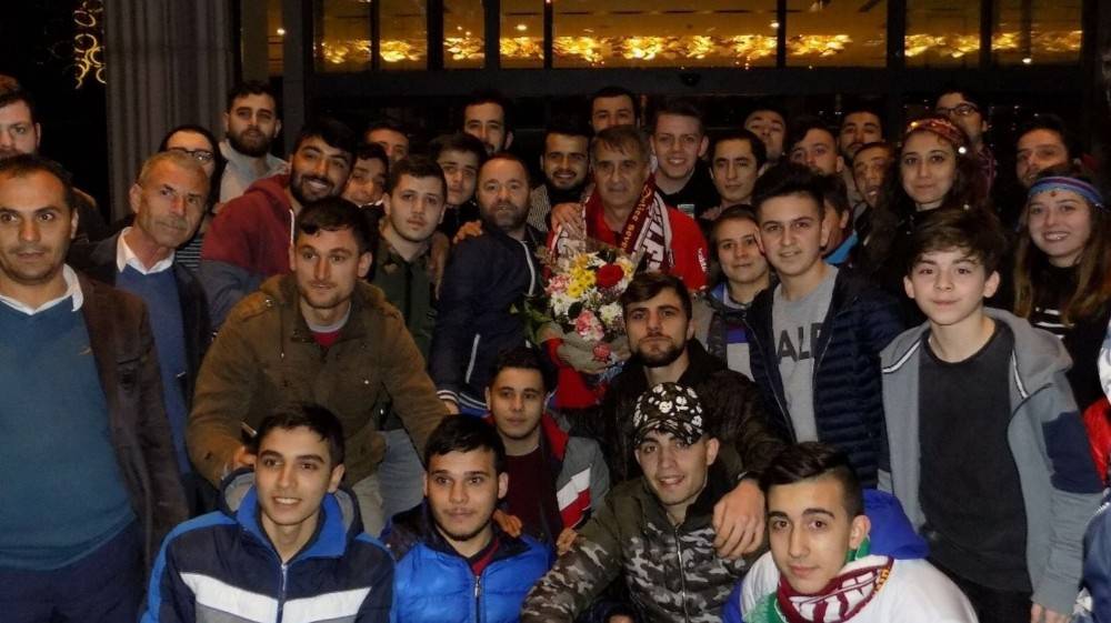 Trabzonsporlu taraftarlar Şenol Güneş’i ziyaret ederek çiçek verdi