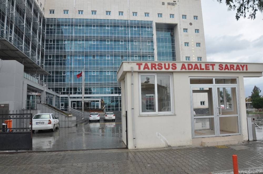 Tarsus’ta adliye önünde silahlı saldırı; baba öldü, 3 çocuğu yaralandı
