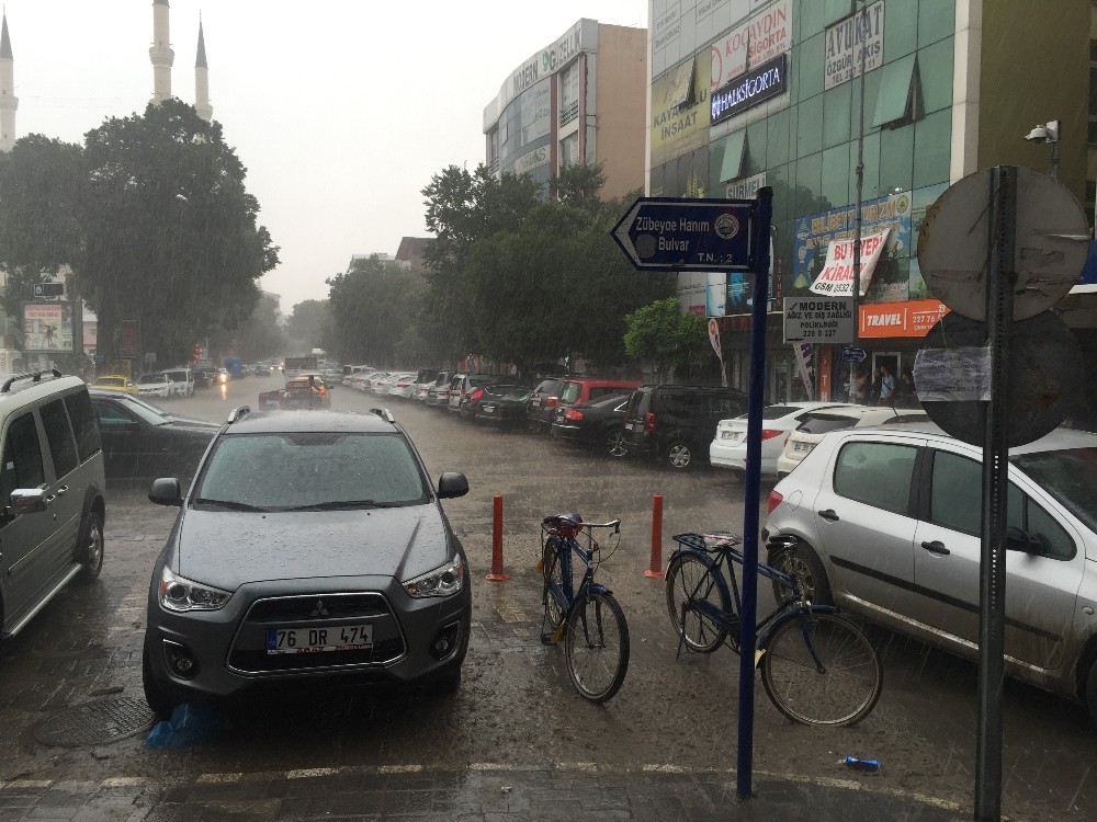 Iğdır’da sağanak hayatı olumsuz etkiledi