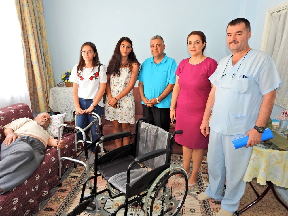Çeşmeli öğrencilerden yaşlı hastalara tekerlekli sandalye