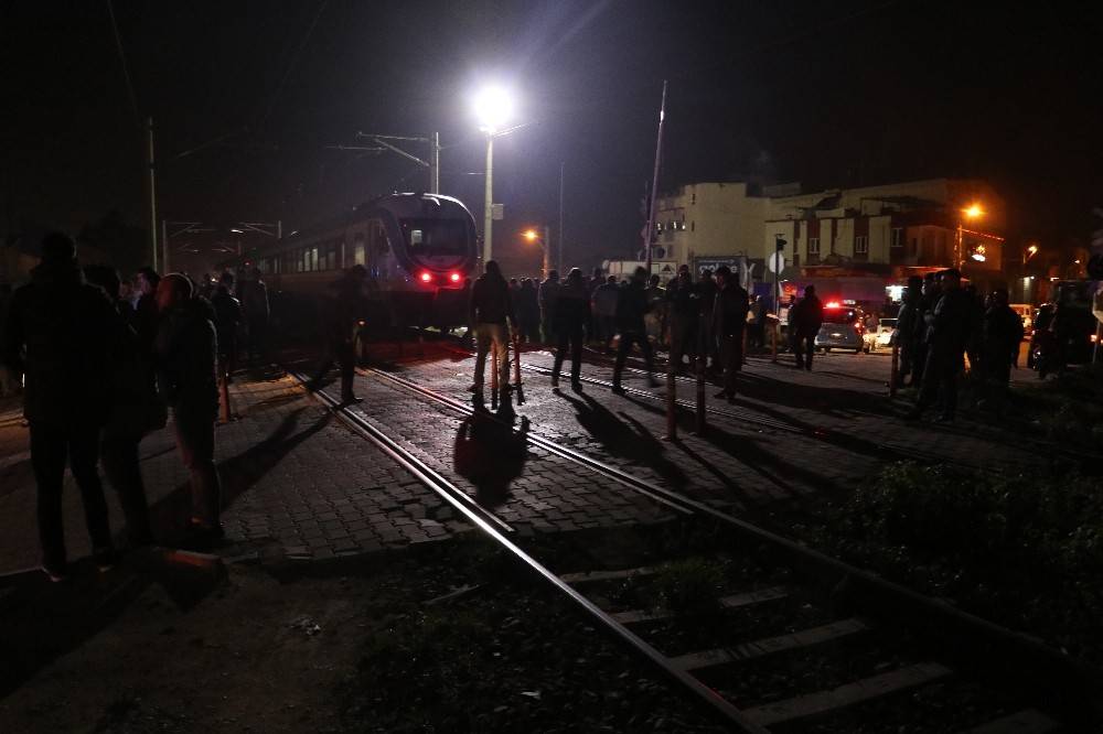 Adana'da tren motosiklete çarptı 2 ölü var