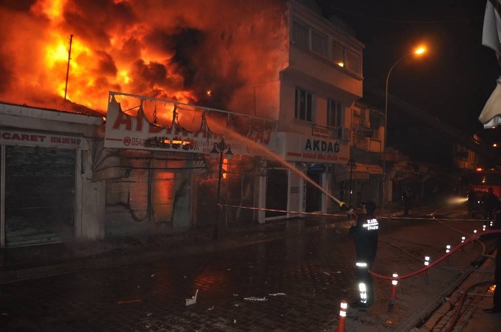 Kadirli’de pazar yerinde büyük yangın