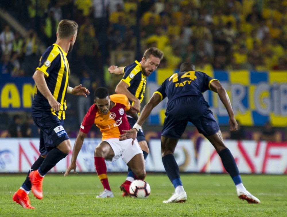 Spor Toto Süper Lig: MKE Ankaragücü: 1 - Galatasaray: 2 (İlk yarı)