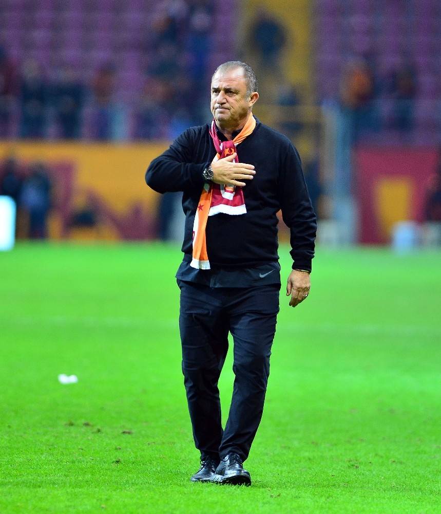 Fatih Terim tribünlere kayıtsız kalmadı