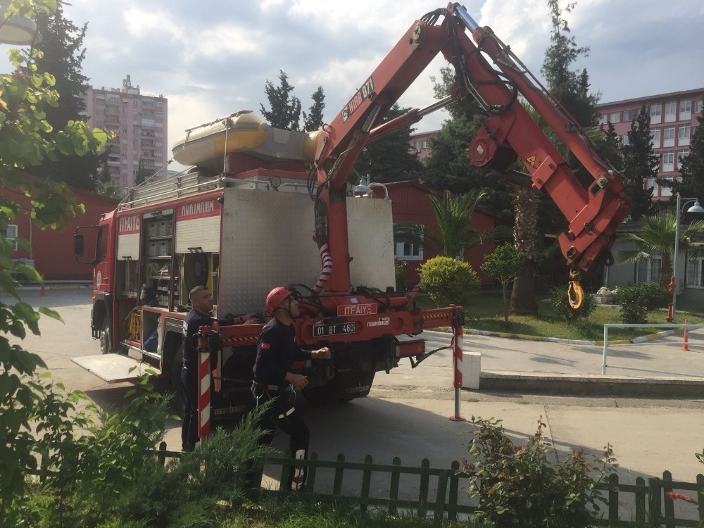 5 metre derinlikteki kanalizasyona düşen yavru kedi kurtarıldı