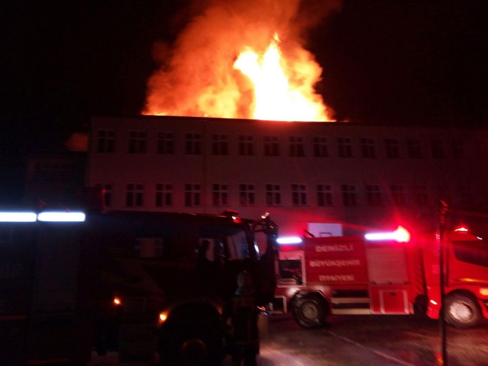 Okul çatısı düşen yıldırım ile alev aldı