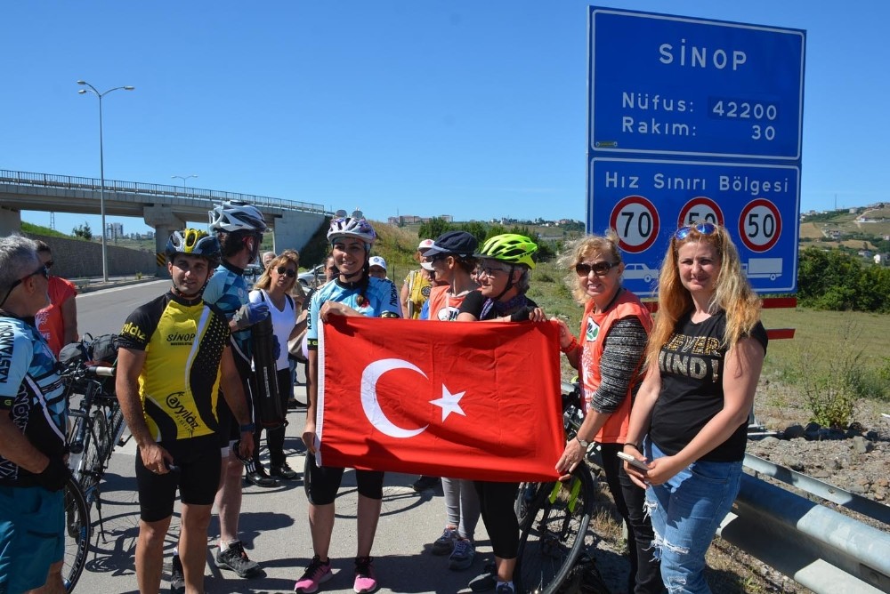 Türk bayrağı Sinoplu bisikletçilere emanet edildi