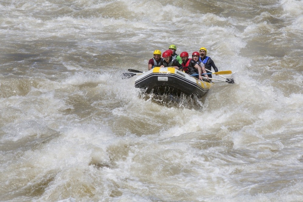 Zap suyunda rafting coşkusu başlıyor