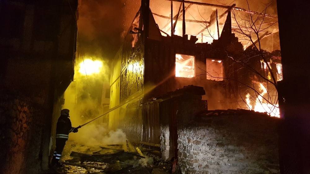 Safranbolu’da yangın çıkan tarihi konak alev topuna döndü