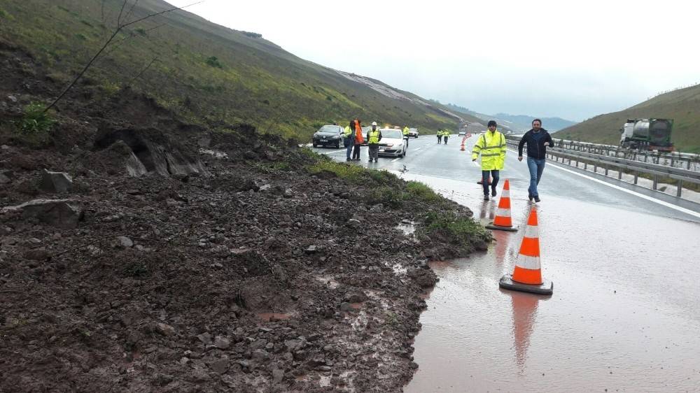 Bursa’da heyelan sebebiyle yol İstanbul istikametine kapatıldı