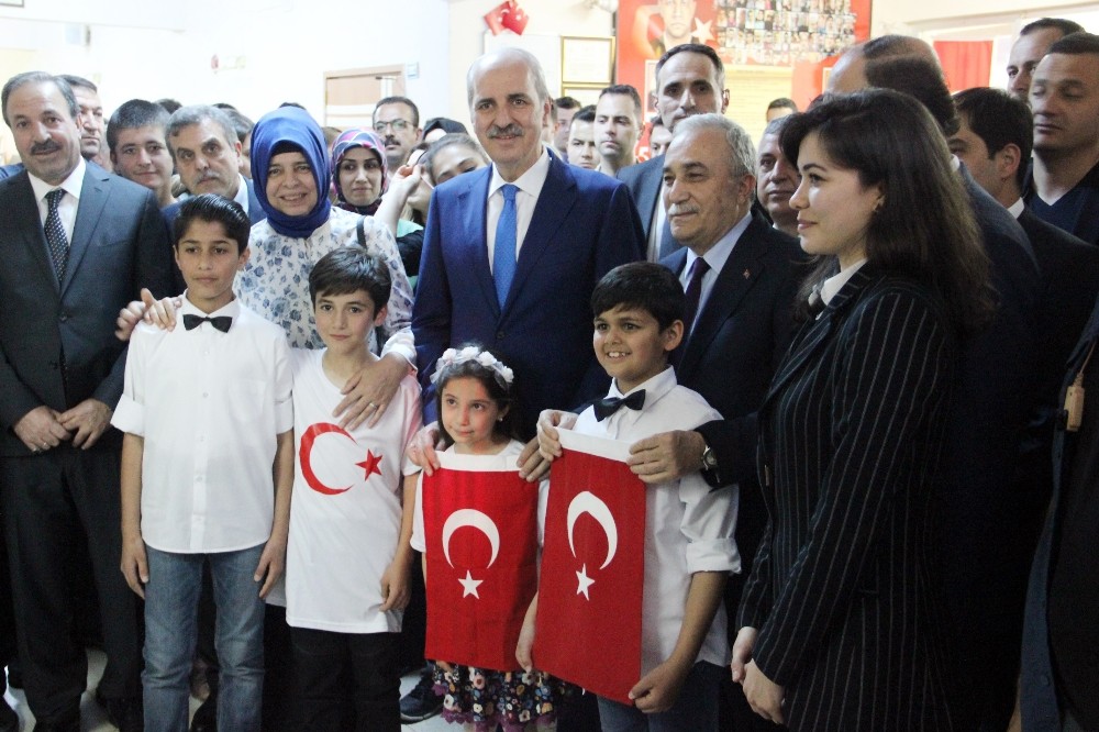 Bakan Kurtulmuş ve Fakıbaba, Türkçe öğrenen Suriyeli çocuklara kitap dağıttı