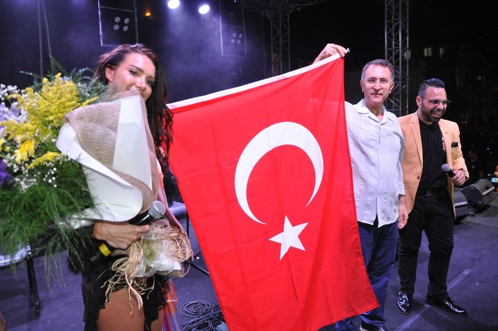 Otilia, festivale geldiği Buldan’ı salladı