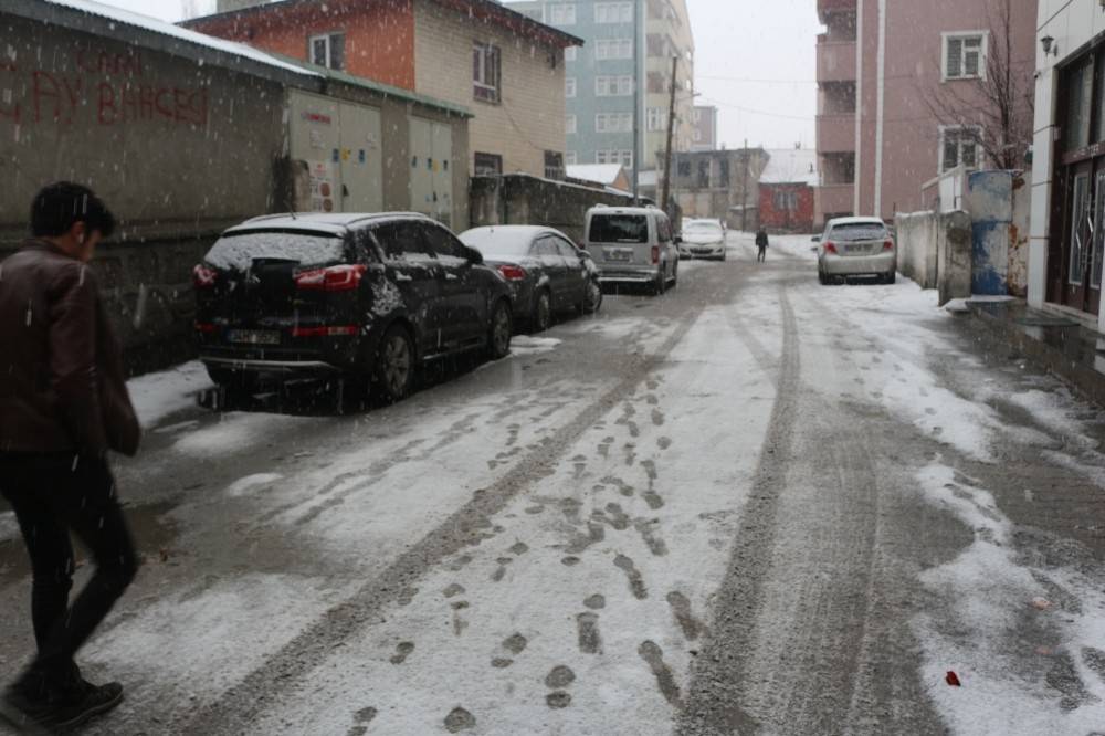 Ağrı’da kar yağışı etkili oluyor