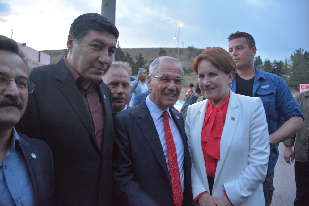 Meral Akşener Dinar’da vatandaşlarla iftar yaptı