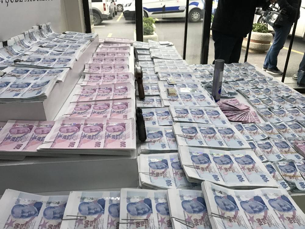 5 milyon 200 bin lira sahte parayı piyasaya sürmeye çalışan kalpazan şebekesinin 20 üyesi tutuklandı