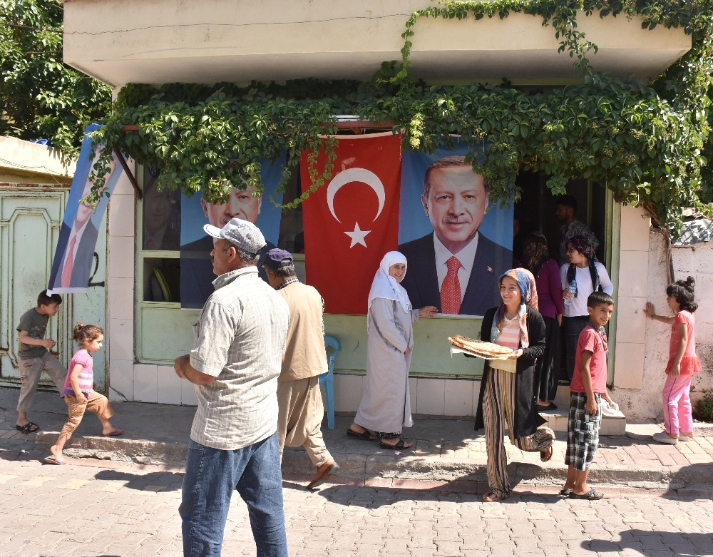 Seçim zaferini bedava ekmek dağıtarak kutladılar