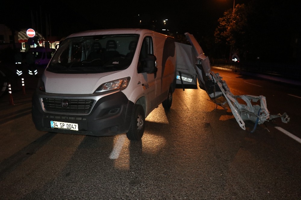 Beyoğlu’nda kargo aracı kaza yaptı; 2 yaralı