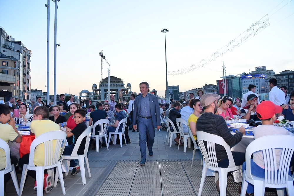 Binlerce kişi Taksim Meydanı’nda kurulan iftar sofralarında buluştu