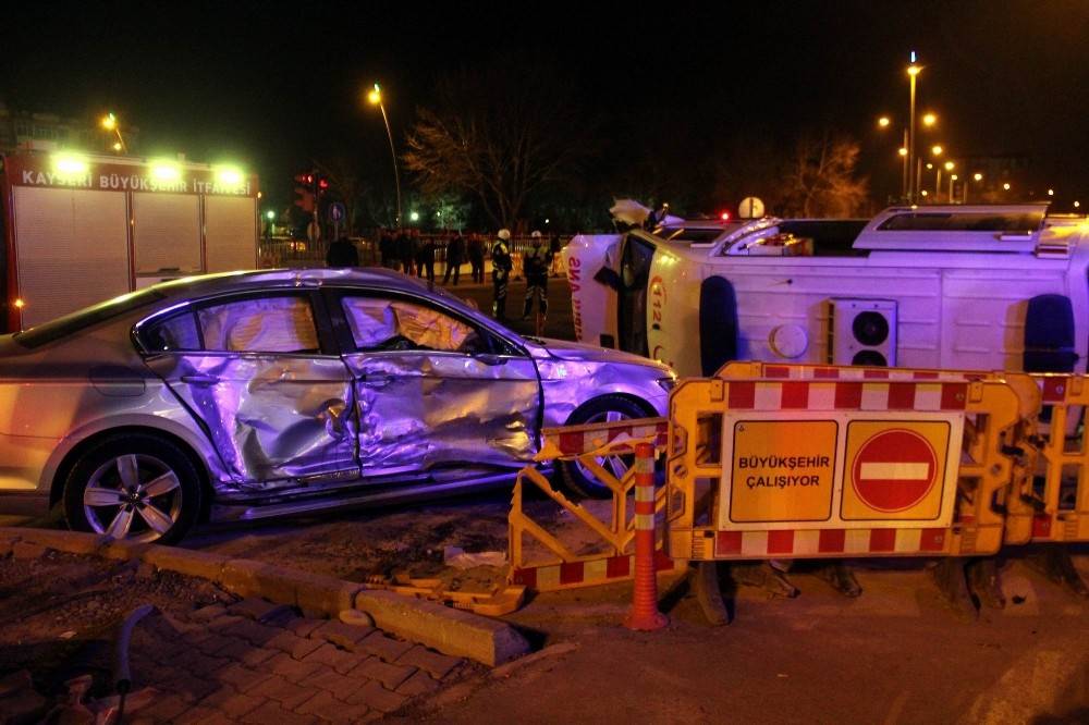 Otomobille çarpışan ambulans devrildi: 5 yaralı