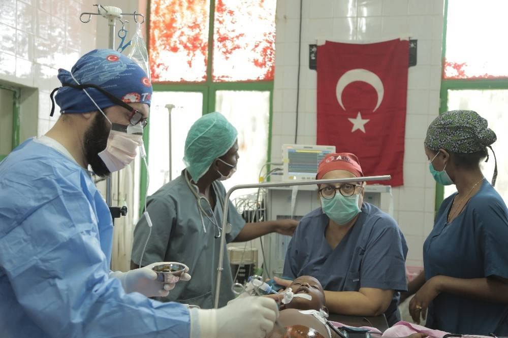 Etiyopyalı küçük çocuk, Türk doktorların dikkatiyle hayata tutundu