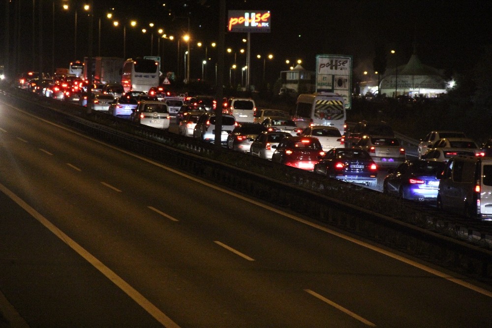 TEM’de bayram yoğunluğu başladı, trafik yer yer durma noktasına geldi