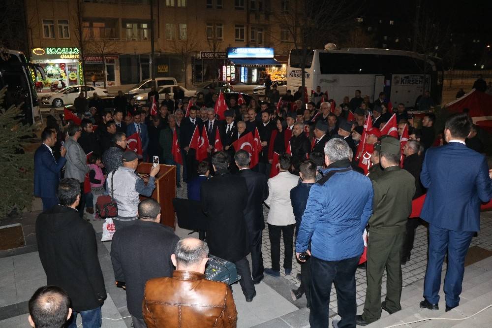 ’Mehmetçiğe’ destek için tekbir ve dualarla sınır bölgesine gittiler